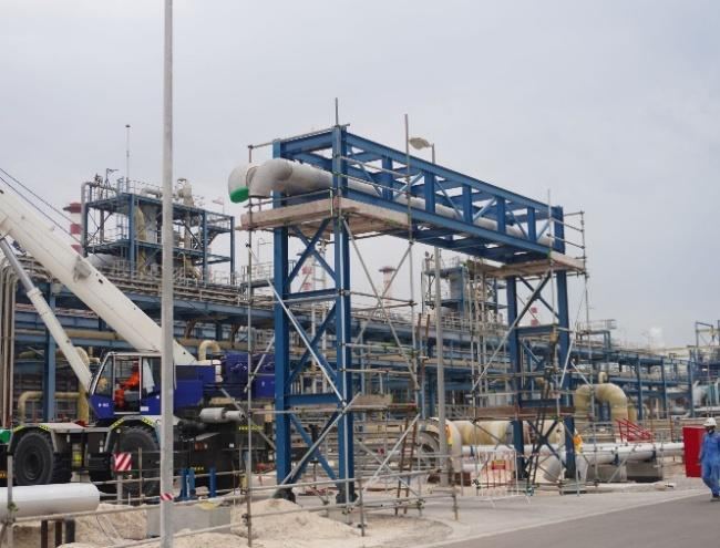 Steel structure and pipe bridge